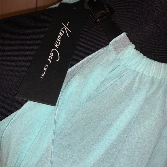 Shoulder cut chiffon top - Picture 4 of 5